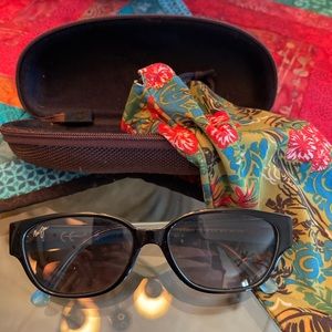 Maui Jim Anini Beach black sunglasses with original case and slip cover.  EUC